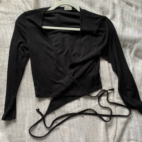 Brandy Melville cropped long sleeve tie top. - Picture 1 of 2